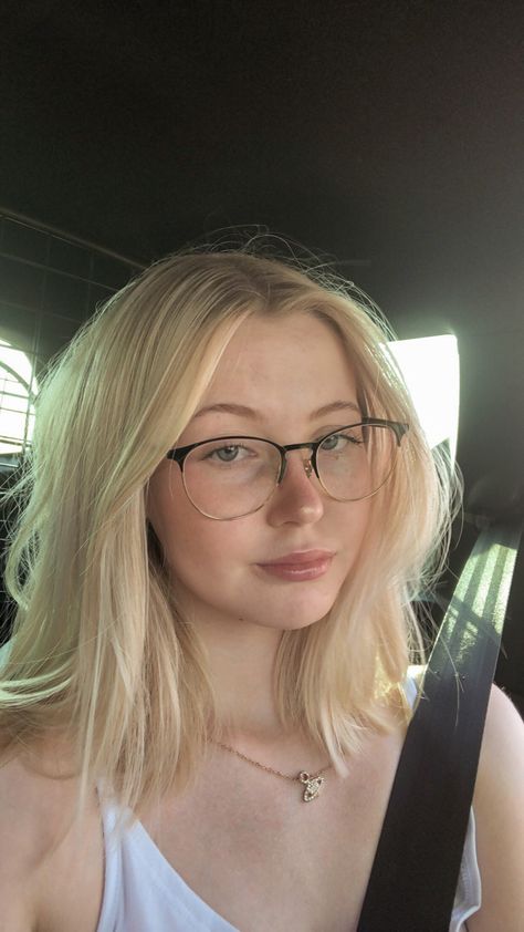 Good Glasses For Round Faces, Glasses For Pale Skin, Glasses Frames For Round Faces Woman, Trendy Glasses Frames 2023, Best Glasses For Round Face Women, Glasses Frame Aesthetic, Frames For Round Faces Eyeglasses, Glass Frame For Round Face, Glasses Inspiration Round Face