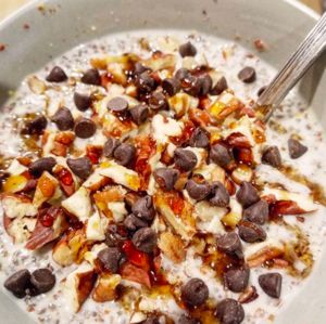 Chocolate Pecan Pie Chia Seed Pudding - low carb, keto, sugar free, gluten free Keto Cereal, Keto Chia Pudding, 200 Calorie Meals, Chocolate Pecan Pie, Trim Healthy Mama Recipes, Sugar Free Chocolate Chips, Liquid Stevia, Macro Meals, Chia Seed Pudding