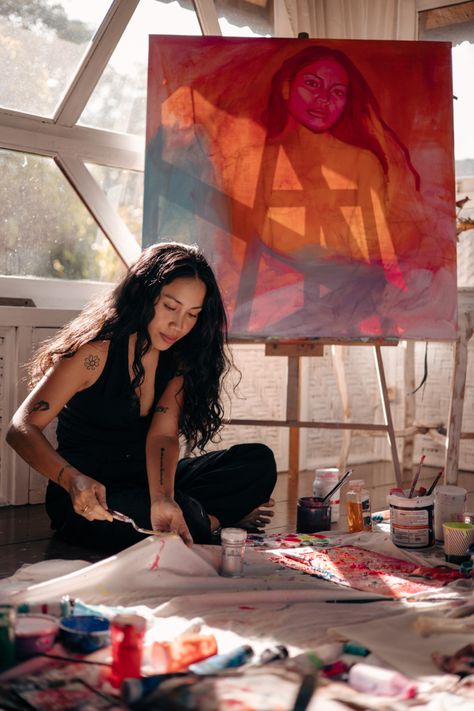 Photoshoot portrait of a painter in her artist's studio. Painting self-portrait in Ubud, Bali. #photoshoot #photography #portrait #artist #painter Bali Photoshoot, Painter Photography, Painters Studio, Abstract Art Projects, Studio Painting, Studio Photoshoot Ideas, Female Painters, Artsy Photography, Art Studio Design