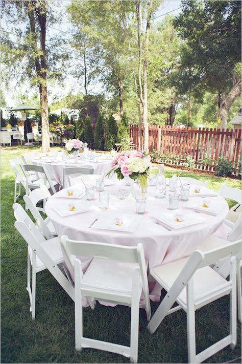 Cute table setting. Crisp white with a touch of pink, very classic and clean with a hint of romance Garden Bridal Shower Decorations, Backyard Wedding Photography, Brunch Table Setting, Backyard Bridal Showers, Outdoor Bridal Showers, Garden Bridal Showers, Brunch Table, Bridal Shower Tables, Vintage Bridal Shower