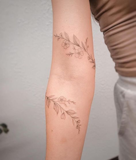 Fine Line Tattoo Bracelet, Vine Bracelet Tattoo, Santan Flower, Flower Bracelet Tattoo, Flower Vine Tattoo, Tattoo Landscape, Tattoo Bicep, Bracelet Tattoo For Man, Brown Tattoo Ink