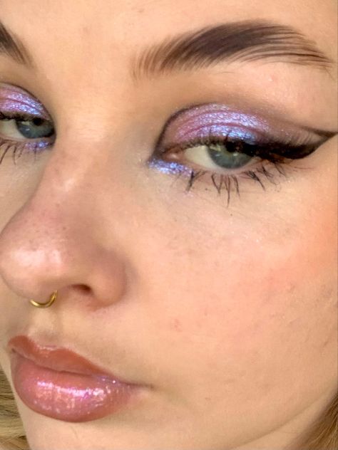 Rave Eyeliner, Lilac Eyeliner, Lilac Makeup Look, Cool Eyeliner Looks, Lilac Makeup, Rock Makeup, Funky Makeup, Shimmer Eye Makeup, Cute Eye Makeup