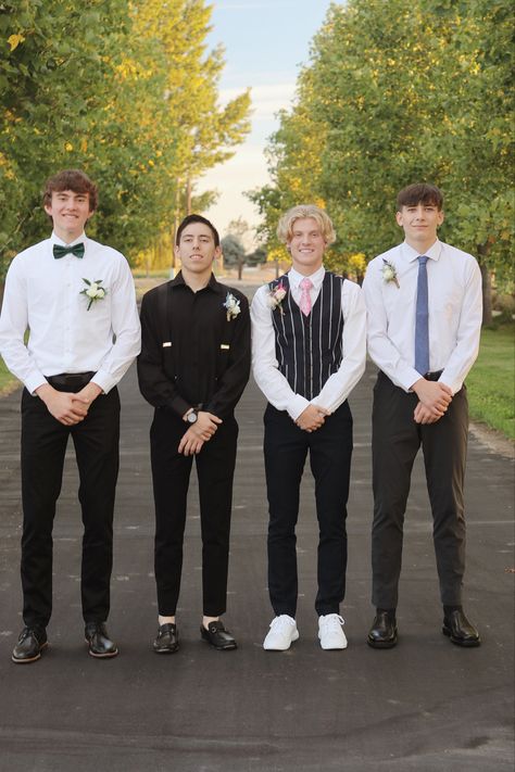 Prom Pictures Poses, Group Photoshoot Poses, Homecoming Group Pictures, Prom Group Poses, Couples Homecoming Pictures, Prom Pictures Friends, Guys Prom Outfit, Photoshoot Poses Ideas, Hoco 2022