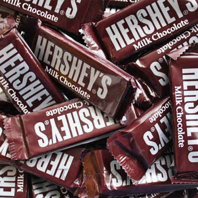 Hershey's Miniature Chocolate Bars! Umm, yummy! #Hershey #Chocolate #Candy Hershey Bar Aesthetic, Hersheys Bar, Brown Candy, Herseys Chocolate, Hershey's Chocolate, Hersheys Chocolate Aesthetic, Candy And Chocolate, Candy Chocolate, Chocolates Aesthetic