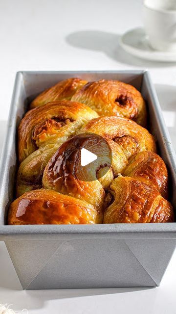 Saloni Mehta | Vegan & Eggless Baking on Instagram: "Cinnamon Sugar Croissant Loaf 

This loaf is buttery, light and flaky as any croissant and it is swirled with cinnamon sugar. This loaf is so delicious!!! 

No eggs 
No Dairy 

Get all the bakeware for this recipe from @bakerssecret_official 

Link to the Recipe with step by step method is in bio or send a Dm." Croissant Loaf, Brioche Bread Pudding, Bread Puddings, Eggless Baking, Brioche Bread, Sweet Rolls, Cinnamon Bread, Sweet Roll, Bread Pudding