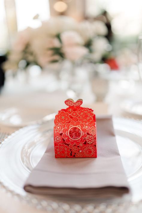 Chinese Wedding Centerpieces, Chinese Wedding Favors For Guests, Chinese Takeout Box Favors Party Ideas, Modern Chinese Wedding Reception, Taiwanese Wedding, Afro Asian, Chinese Wedding Decor Tea Ceremony, Garden Rose Bouquet Wedding, Chinese Wedding Favors