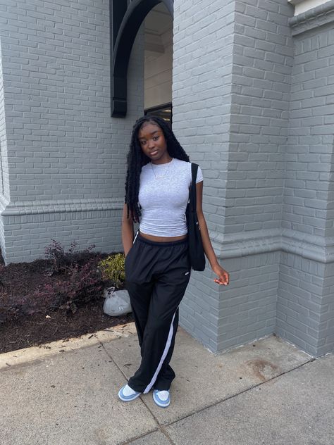 Nike Joggers Outfit, Black Sweatpants Outfit, Black Joggers Outfit, Joggers Outfit Women, Outing Outfit, Girls Joggers, Sweatpants Outfit, Urban Fashion Women, Joggers Outfit