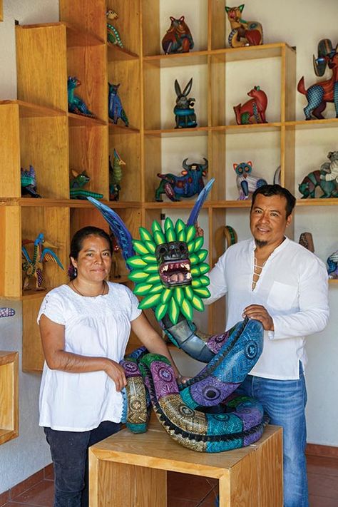 Los fantásticos alebrijes de San Martín Tilcajete - mexicodesconocido Dia De Los Muertos Decorations Ideas, Mexican Folklore, Mexican Paintings, Art Toys Design, Cardboard Sculpture, Aztec Art, Mexican Designs, Middle School Art, Mexican Culture