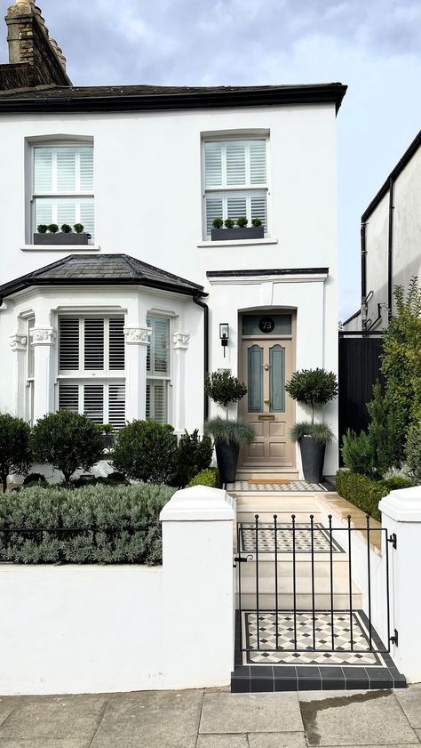 London Small House, Semi Detached Front Garden Ideas, Front House Balcony, White Victorian House Exterior, London House Aesthetic, Town House Exterior, Victorian Terrace House Exterior, Small Terraced House Interior, Terraced House Exterior