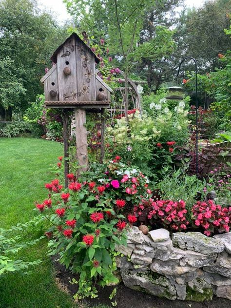 Garden Sitting Areas, Rustic Landscaping, Country Garden Decor, Cottage Garden Design, Farm Ideas, Diy Backyard Landscaping, Garden Yard Ideas, Outdoor Decor Backyard, Front Yard Garden