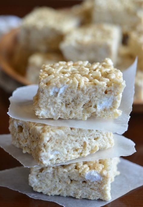 Rice Krispie Treats with double marshmallows, brown butter and vanilla bean. These are the BEST thing you'll ever put in your mouth. Promise. | mountainmamacooks.com Bean Rice, Easy Rice, Krispy Treats, Cereal Treats, Rice Krispy, Marshmallow Creme, Rice Crispy Treats, Crispy Treats, Rice Krispie Treats