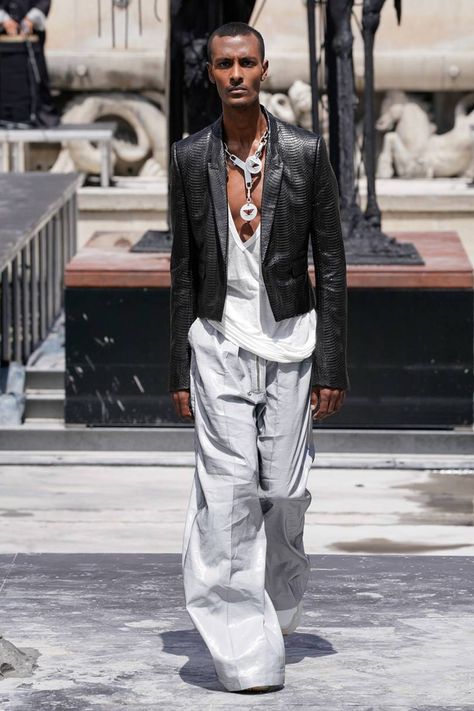 Look 14 1940s Fashion Menswear, Workwear Fashion Menswear, Supreme Clothing Menswear, 1950s Fashion Menswear, Rick Owens Street Style, Rick Owens Runway, Rick Owens Fashion, Menswear 2020, Rick Owens Menswear