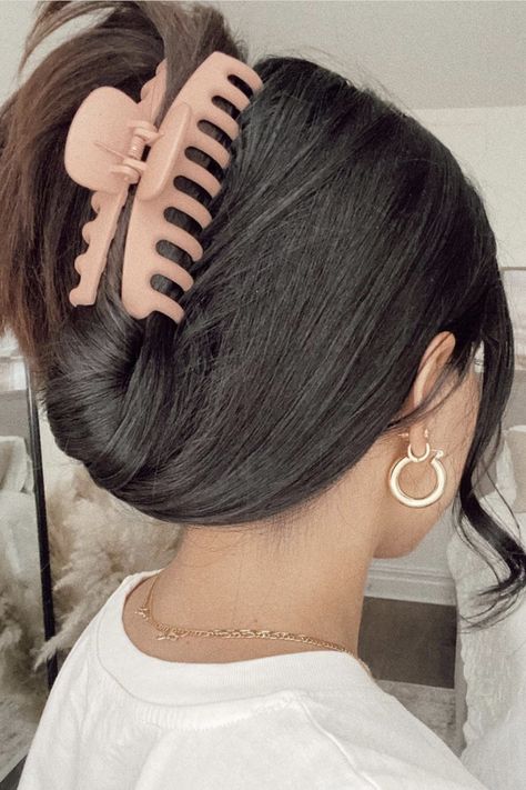 claw hair clip Claw Clip Hairstyles, Hair Clip Hairstyles, Beyonce Hair, Makeup Hacks Beauty Secrets, Clip Hairstyles, Athletic Hairstyles, Natural Hair Styles Easy, Claw Hair Clips, Beauty Makeup Tips