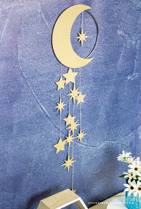 FREE Star Wall Hanging – DIY Nursery Decor - Designs By Miss Mandee. Stars, moon, moon and stars, DIY, craft, chip board, Cricut, die cut, wall hanging, decor, nursery, baby decor, knife blade, DIY decor, SVG. #cricutmade #nurserydecor #freeSVG Decoraciones Ramadan, Star Wall Hanging, Diy Nursery Decor, Ramadan Kareem Decoration, Ramadan Decoration, Paper Wall Hanging, Ramadan Crafts, Astuces Diy, Paper Moon