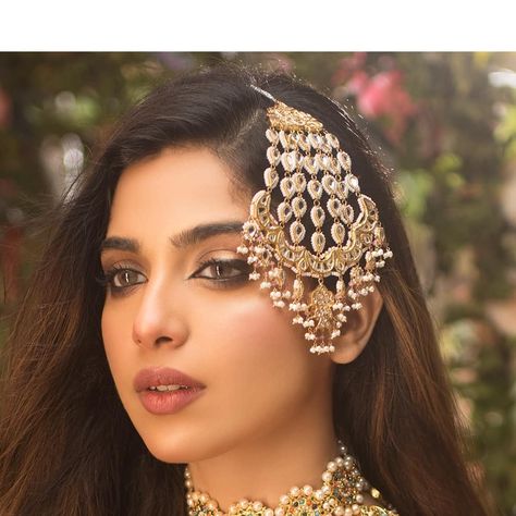 Pak Actress, Tikka Designs, Wedding Jewelry Sets Bridal Jewellery, Bridal Jewellery Earrings, Bridal Chura, Girls Designer Dresses, Silver Jewelry Cleaner, Bridal Hair Buns, Choker Designs