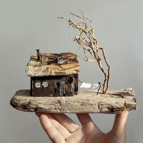 Fabrikasi Logam, Tre Kunst, Driftwood Diy, Driftwood Art Diy, Scrap Wood Crafts, Small Wooden House, Wood Block Crafts, Driftwood Projects, Driftwood Wall Art