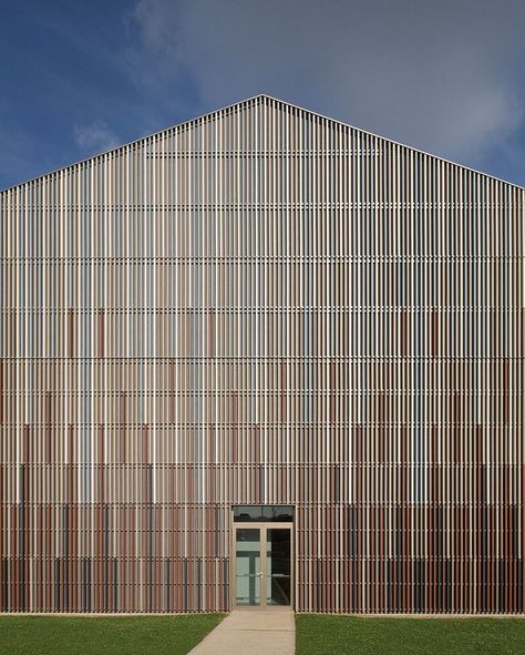 The Welding Institute - Eric Parry Architects uses rectangular profile ceramic baguettes by NBK to create a subtle and beautifully light facade Industrial Facade, Facade Pattern, Building Skin, Wood Facade, Wooden Facade, Facade Material, Sports Center, Zaha Hadid Architects, Building Facade