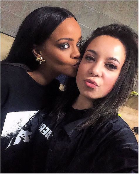 Rihanna backstage with fans at ANTI World Tour... Rihanna Swag, Rihanna Fenty Puma, Swag Party, Rihanna Fan, Rihanna Riri, Good Girl Gone Bad, Wwe Girls, Rihanna Fenty, Vancouver Canada