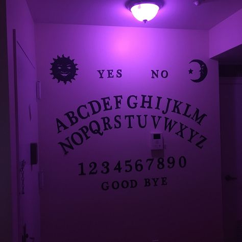 Giant ouija board photo backdrop Casa Halloween, Horror Party, Creepy Halloween Decorations, Halloween House Party, Spooky Halloween Party, A Haunted House, Halloween Tattoo, Dekor Diy, Halloween Wall Decor