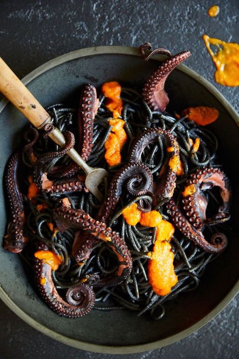 black pasta with octopus and some bright sauce is a gorgeous idea for an adult Halloween party Halloween Fine Dining, Goth Food Recipes, Gothic Food Recipes, Goth Recipes, Black Foods For Party, Black Food Ideas, Goth Food, Gothic Food, Black Foods