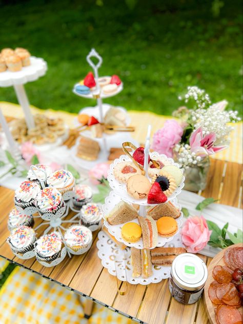 Bridgerton Picnic, Summer Picnic Ideas, Picnic Tea Party, Bridal Picnic, Themed Picnic, Themed Tea Party, Tiered Dessert Stand, Picnic Inspo, White Serving Tray