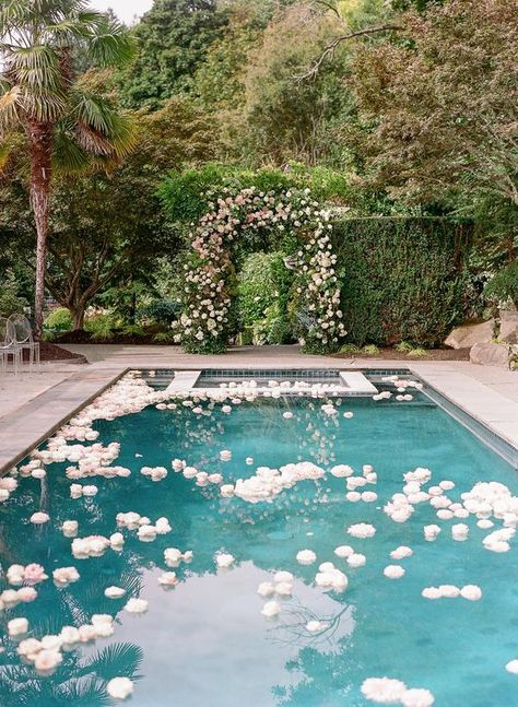 Pool Floaters For Wedding, Wedding Reception By Pool, Backyard Estate Wedding, Small Backyard Wedding With Pool, Beach Backyard Wedding, Florida Backyard Wedding, Backyard Wedding With Pool, Pool Wedding Reception, Poolside Wedding Ceremony