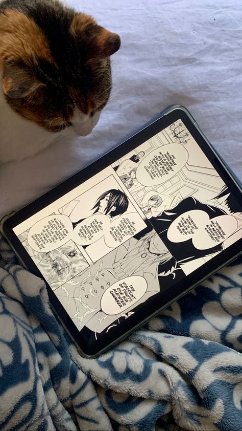 Reading the Black Butler manga on an iPad Air 4 on the bed with my cat next to me Cat Reading Manga, Reading Manga Book Aesthetic, Ipad Book Aesthetic, Reading On Ipad Aesthetic, Reading Comics Aesthetic, Reading On Ipad, Ipad Reading Aesthetic, Ipad Air Wallpaper Aesthetic, Reading Manga Aesthetic