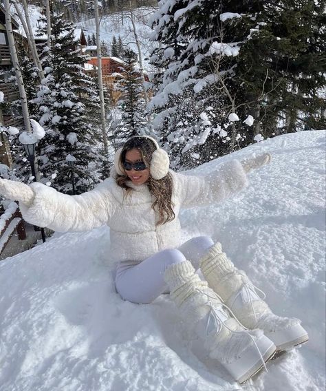 Cute Layered Outfits Winter, Winter Bimbocore Outfits, Arctic Fashion, Snow Outfit Inspo, Winter Outfit Snow, Iceland Outfit, Winter Wonderland Outfit, Snow Outfits For Women, Winter Going Out Outfits