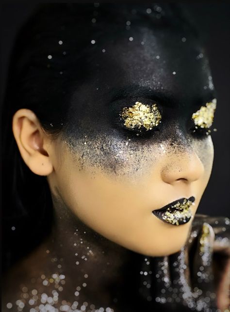 Black And Gold Face Paint, Black And Gold Halloween Makeup, Black And Gold Makeup, Gold Face Paint, Carnaval Make-up, Fairy Face Paint, Metal Makeup, Golden Eye Makeup, Black Face Paint