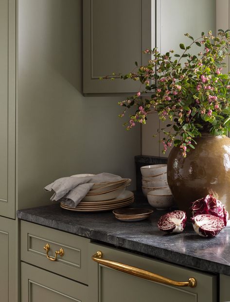 Green Cottage Kitchen, Shiplap Island, Heidi Caillier, Pattern Tiles, Green Kitchen Cabinets, Interior Vintage, White Shiplap, English Cottage Style, Black Industrial