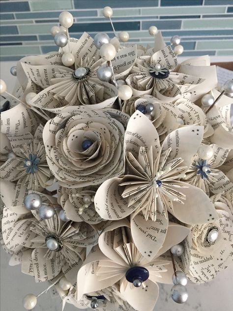 News Paper Flowers Craft, Things To Make Out Of Book Pages, News Paper Flowers, Oragami Ideas Cute Easy, Newspaper Flower Bouquet, Oragami Ideas Cute, Newspaper Bouquet, Newspaper Diy, Paper Flowers Wedding Bouquet