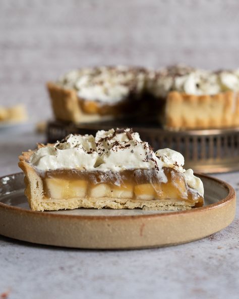 The Best Vegan Banoffee Pie Sweet Shortcrust Pastry Recipe, Banana Caramel Pie, Vegan Banoffee, Vegan Banoffee Pie, Banoffee Pie Recipe, Dairy Free Whipped Cream, Shortcrust Pastry Recipes, Crumble Tart, Banana Slices