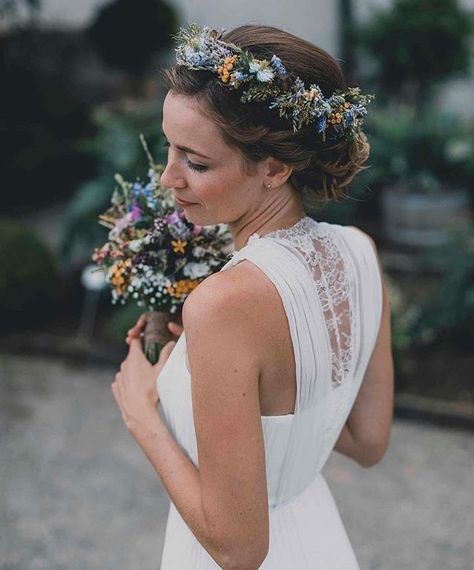 Hairstyles For Gowns, Simple Bride, Flower Crown Hairstyle, Bridal Flower Crown, Bride Flowers, Flower Crown Wedding, Wedding Wreaths, Traditional Wedding Dresses, Meadow Flowers