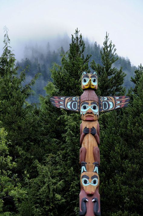 totem Arte Haida, Native American Totem, Western Comics, Dipper Pines, Montage Photo, Northwest Coast, Totem Pole, Life Is Strange, Native Art