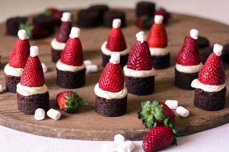 Light Christmas Dessert, Baking Envy, Mini Christmas Desserts, Traditional Christmas Desserts, Healthy Holiday Desserts, Easy Dessert Recipes Christmas, Christmas Dessert Table, Christmas Truffles, Best Christmas Desserts