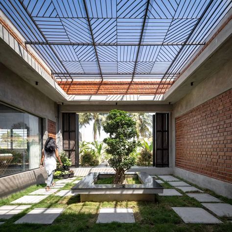 Atrium Homes, Courtyard Terrace, Architecture Courtyard, Indoor Courtyard, Skylight Design, Residence Design, House Design Trends, Architecture Elevation, Tropical Architecture