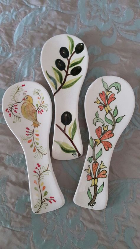 Ceramic Spoon Rest Painting Ideas, Spoon Rest Painting Ideas, Spoon Rest Pottery Painting Ideas, Ceramics Pottery Bowls, Pottery Lessons, Mosaic Pots, Ceramic Spoon Rest, Pottery Painting Designs, Pottery Handbuilding