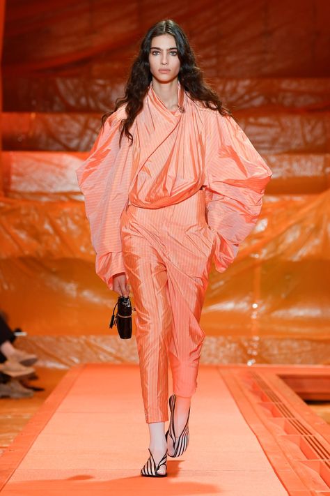 Vogue 2024, Eastern European Fashion, Pink Runway, Apricot Crush, Pantone 2024, Coral Shades, Coral Fashion, 2024 Runway, Creative Media