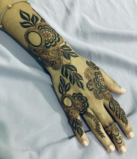 Backhand Mehndi Designs, Short Mehndi, Short Mehndi Design, Gosht Recipe, Mahendi Designs, Khafif Mehndi Design, Heena Design, Unique Mehndi, Legs Mehndi Design