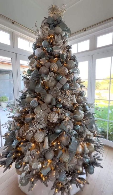 Cute Tree Decorating Ideas, Brown And Beige Christmas Tree, Silver Gold And Blue Christmas Tree, Christmas Tree Color Themes, Christmas Tree Colour Scheme, Christmas Tree Decorations Ribbon, Gold Christmas Tree Decorations, Homes Around The World, Christmas Tree Decorating