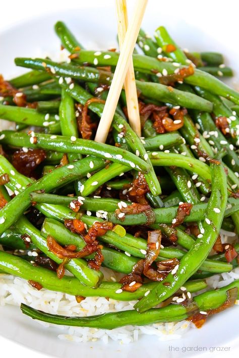 Asian Garlic Green Beans (Easy!) - The Garden Grazer Snack To Make At Home, Easy Snacks Healthy, Snacks For A Party, Green Beans Easy, Easy Snacks To Make, Snacks To Make At Home, Asian Green Beans, Garden Grazer, Snacks For School