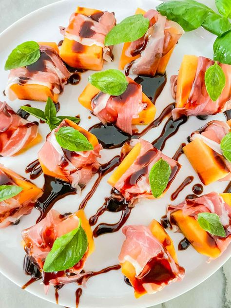 Prosciutto with Melon and Balsamic Glaze (prosciutto e melone) is a simple, fresh, and classic Italian appetizer recipe. Topped with fresh basil, this makes a perfect summer snack or party food. Sweet cantaloupe with salty cured pork is a classic flavor combination for a reason! Melon Prosciutto Appetizer, Melon Wrapped In Prosciutto, Melon With Prosciutto, Melon Appetizer, Prosciutto And Melon Appetizers, Cantelope Melon Prosciutto, Prosciutto Wrapped Melon, Cantaloupe And Prosciutto, Melon And Prosciutto