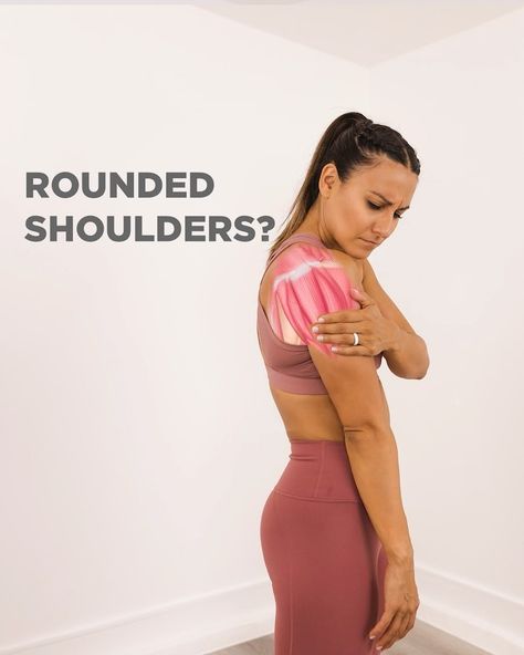 Dr. Jen Fraboni, PT, DPT on Instagram: “😐ROUNDED SHOULDERS??😐 Is this you?! 🙋‍♀️ GOOD NEWS 1️⃣You’re not alone 🙌 2️⃣The new #GratefulForMyBody2021 Challenge that starts November…” Benefits Of Foam Rolling, Rolled Shoulders, Foam Rolling Exercises, Fix Rounded Shoulders, Relieve Lower Back Pain, Shoulder Rehab, Foam Roller Exercises, Rounded Shoulders, Doctor Of Physical Therapy