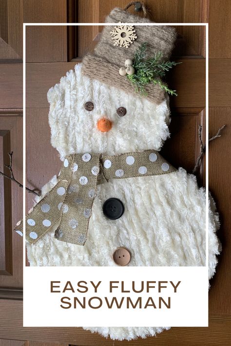 Easy fluffly snowman wall decor Twine Snowman Diy, Snow Man Diy Decor, Snowman Yarn Craft, Chenille Snowman, Chenille Snowman Pattern, Homemade Snowman Decorations, Chunky Yarn Snowman Diy, Easy Snowman Crafts For Adults, Wreath Snowman Diy