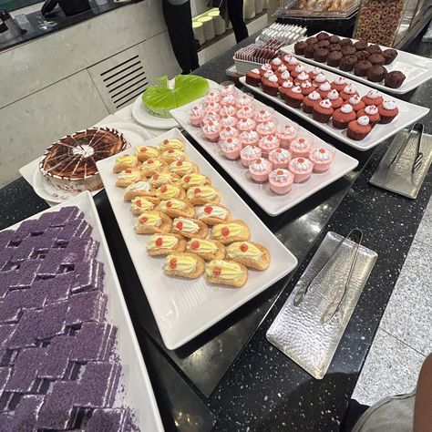 korean airport, korean airport lounge, desserts, asian food, asian desserts, cute, aesthetic, pasteries, cakes, cupcakes, pretty food, buffet Korean Buffet, Desserts Cute, Cupcakes Pretty, Korean Airport, Korean Dessert, Korean School, Food Buffet, Airport Lounge, Food Asian