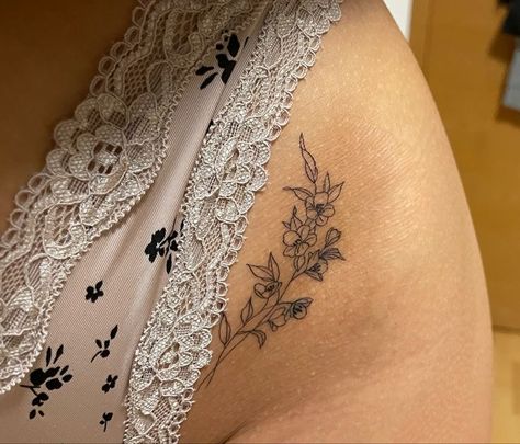 Hawaii Floral Tattoo, Cheap Tattoos For Women, Small Flower Hip Tattoo, Flower Tattoos On Hip, Women’s Hip Tattoo, Hip Tattoo Flower, Timeless Tattoos For Women, V Line Tattoos Women, Hip Flower Tattoo