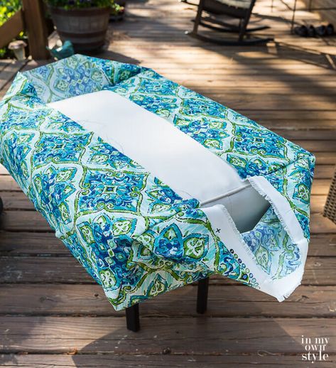 Outdoor Chair Cushion Covers, Diy Chair Cushions, Patio Cushion Covers, Upcycle Diy, Court Yard, Clorox Wipes, Pillow Patterns, Set Meja Makan, Sewing Cushions