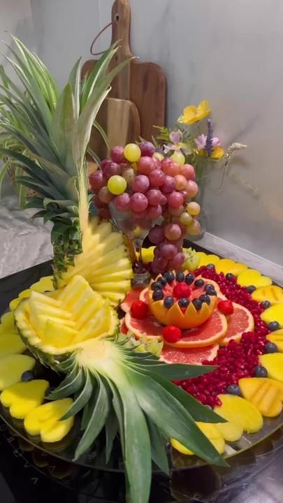 Fruit Tray Designs, Fruits Platter, Fruit Platter Ideas Party, Fruit Presentation, Edible Fruit Arrangements, Fruit Buffet, Fruit Cake Design, Fruits Decoration, Fruit Platter Designs