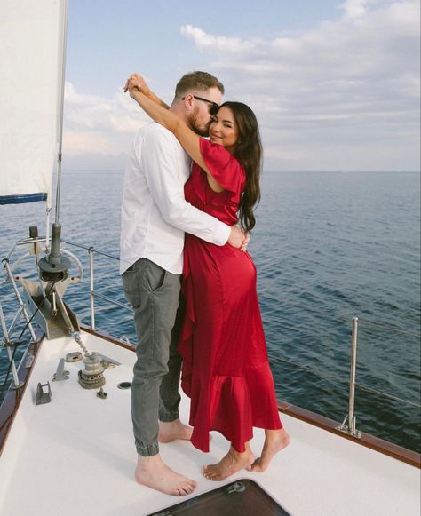 Couple On Yacht Aesthetic, Boat Couple Poses, Yacht Couple Photoshoot, Yacht Pose Ideas, Cruise Poses Photo Ideas Couple, Cruise Couple Pictures, Yacht Photo Ideas, Ship Photoshoot, Boat Poses Photo Ideas