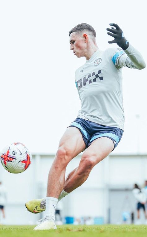 Football Pose Reference, Soccer Pose Reference, Football Reference, Soccer Poses, Soccer Drawing, Football Poses, Poses Anatomy, Phil Foden, Football Photography